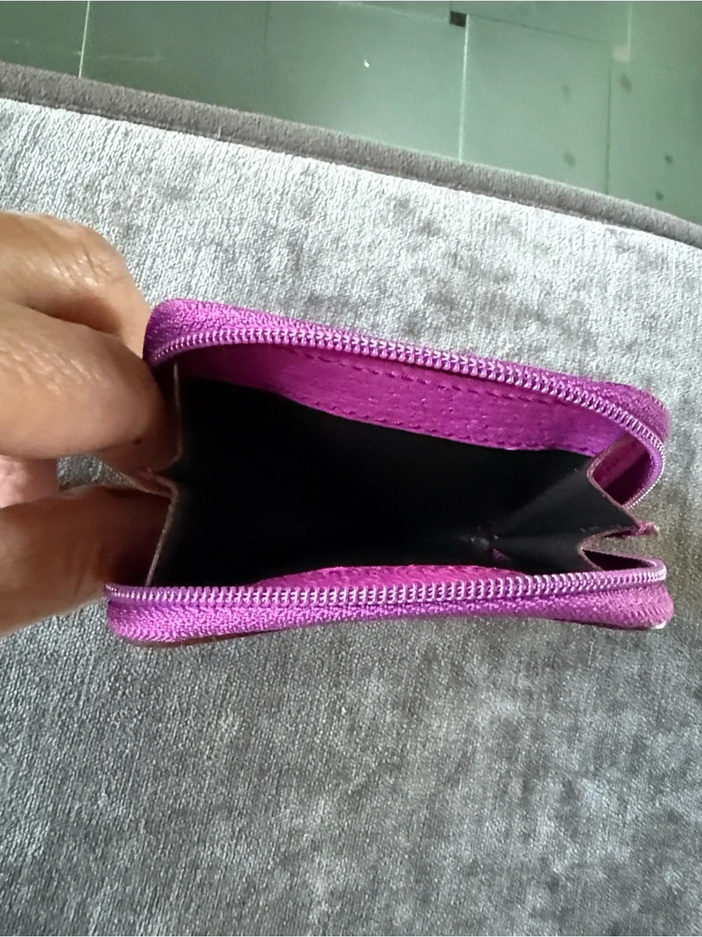 GucciSmall  Leather Zip-Around Wallet for money and change.Original Gucci. - Picture 3 of 7